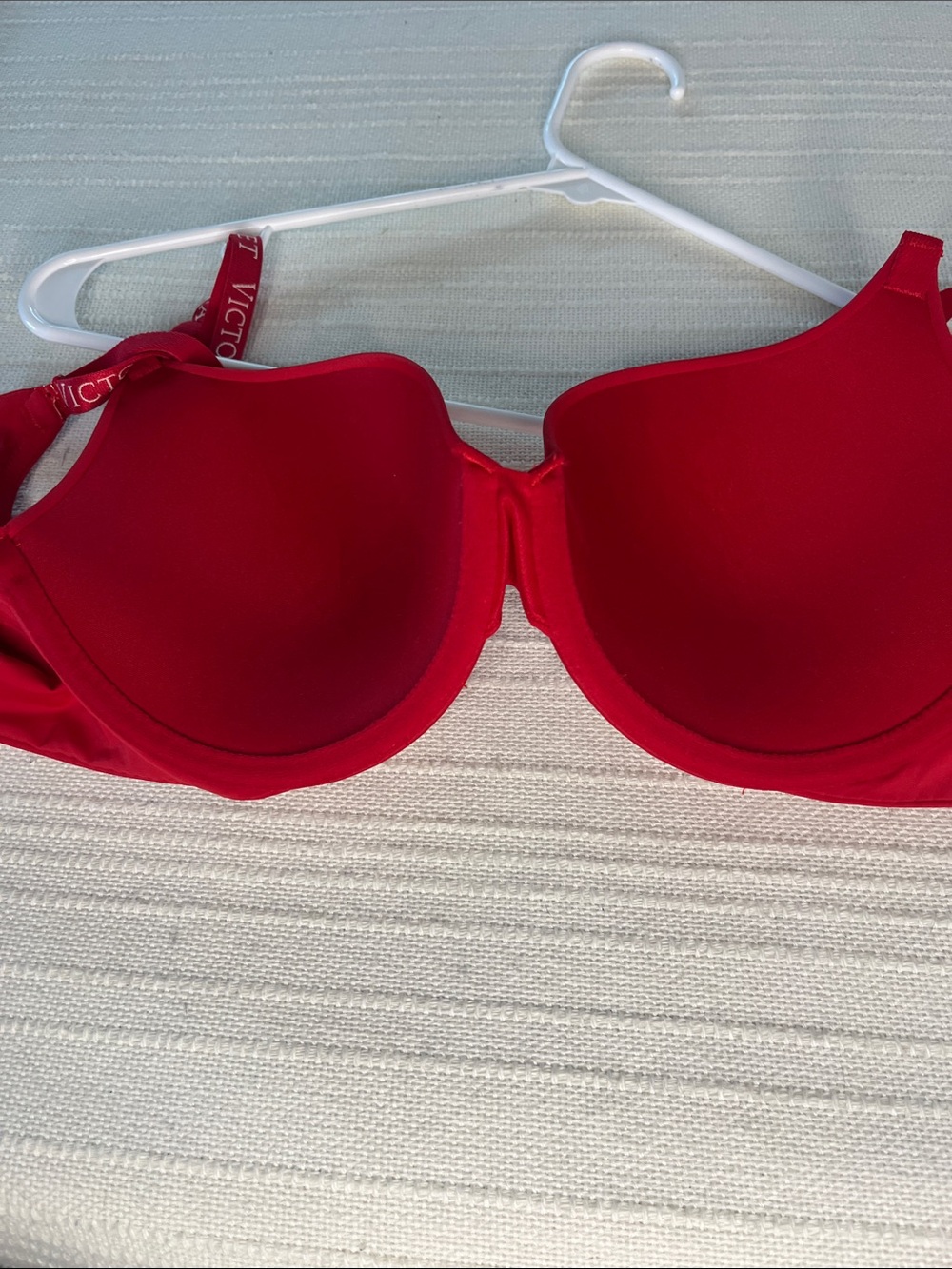 Victoria's Secret Red Padded Underwire Bra with Adjustable Straps, NWT size 38B - Picture 13 of 13